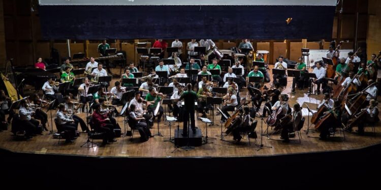 FÚTBOL Y MÚSICA SE UNEN EN EXITOSO CONCIERTO SINFÓNICO