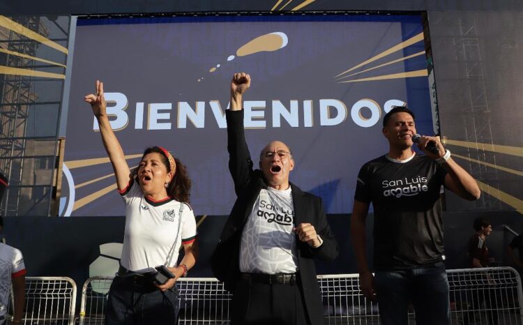Más de 10 mil personas abarrotan Plaza del Carmen en triunfo de México