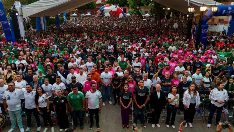 Más de 10 mil personas abarrotan Plaza del Carmen en triunfo de México