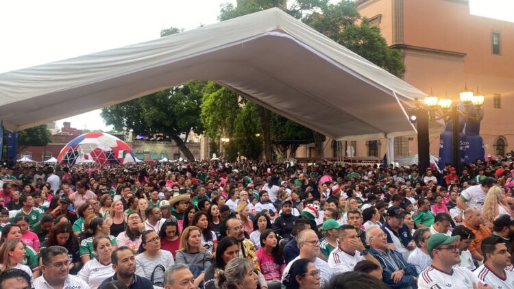 Más de 10 mil personas abarrotan Plaza del Carmen en triunfo de México