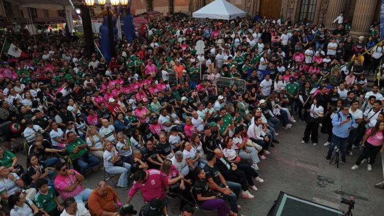 Más de 10 mil personas abarrotan Plaza del Carmen en triunfo de México