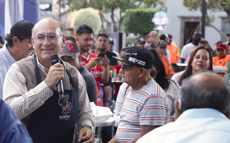 Miles de familias celebran el Día del Padre junto a Enrique Galindo en la Plaza del Carmen
