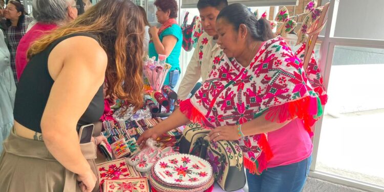 GOBIERNO ESTATAL IMPULSA EL AUTOEMPLEO CON MERCADITO ARTESANAL INDÍGENA