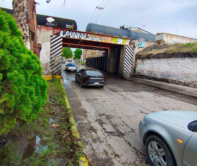Atiende Gobierno de la Capital encharcamiento bajo el Puente Naranja para restablecer la movilidad