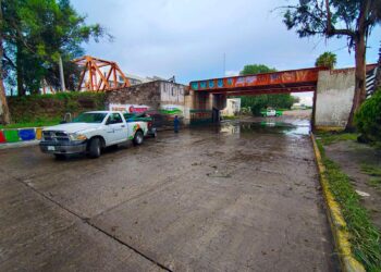 Atiende Gobierno de la Capital encharcamiento bajo el Puente Naranja para restablecer la movilidad