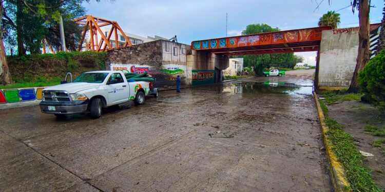 Atiende Gobierno de la Capital encharcamiento bajo el Puente Naranja para restablecer la movilidad