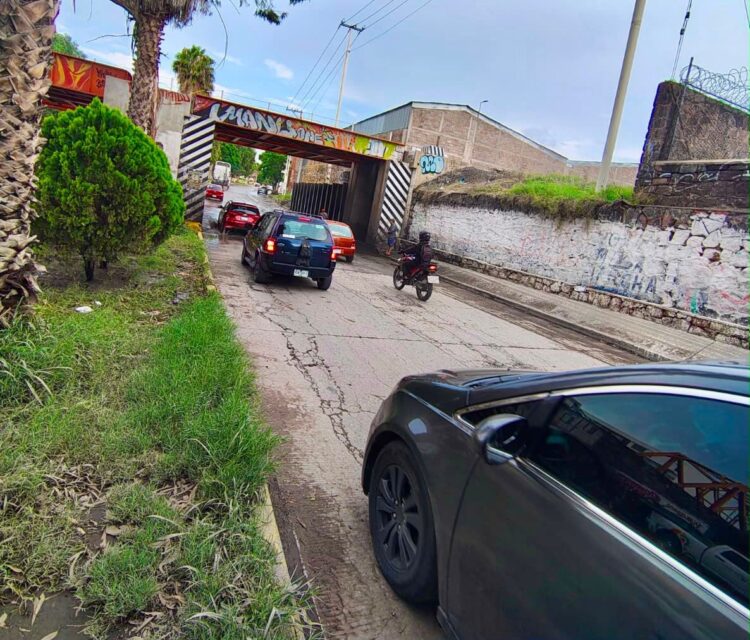 Atiende Gobierno de la Capital encharcamiento bajo el Puente Naranja para restablecer la movilidad