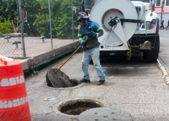 Tapones de grasa impedían correcto funcionamiento de drenaje del mercado República