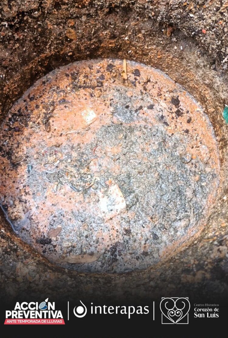 Tapones de grasa impedían correcto funcionamiento de drenaje del mercado República