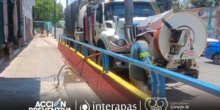 Interapas retira 440 kilos de basura del drenaje en el puente Manuel José Othón