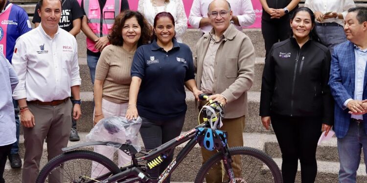 Enrique Galindo entrega bicicletas a personal operativo como estímulo a su importante labor