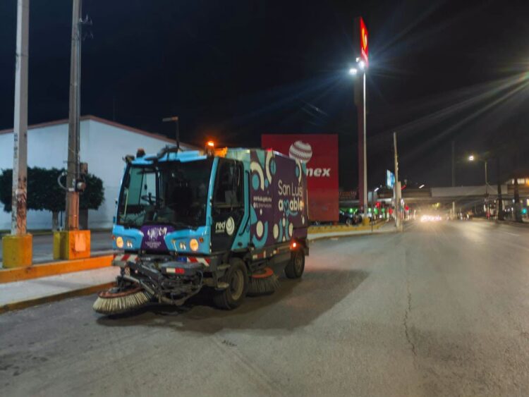 Gobierno de la Capital realiza labores de limpieza en diversas vialidades