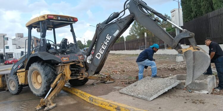 Gobierno de la Capital realiza trabajos de limpieza y desazolve en colector pluvial de Coronel Romero