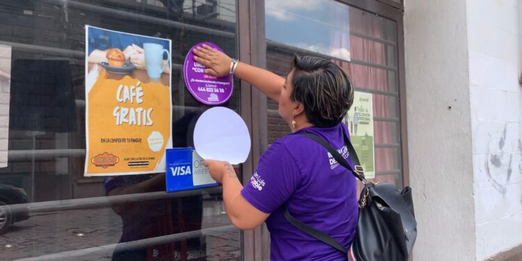 Colocan stickers con la línea de apoyo “Con Nosotras” en cuadrante de Carranza