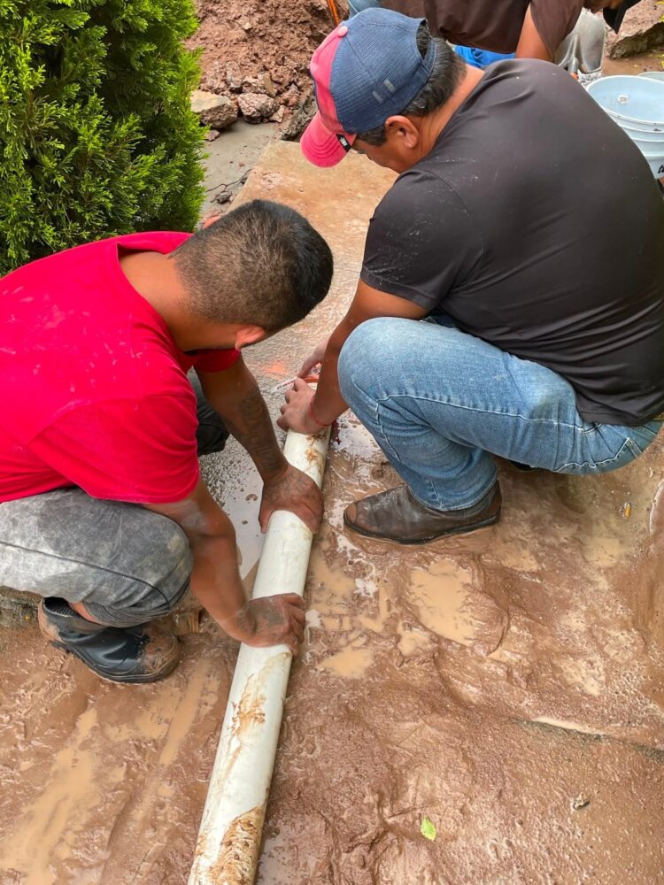 Interapas atiende mega fuga en calles de Villa Magna