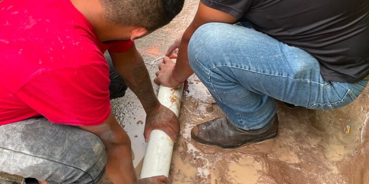 Interapas atiende mega fuga en calles de Villa Magna
