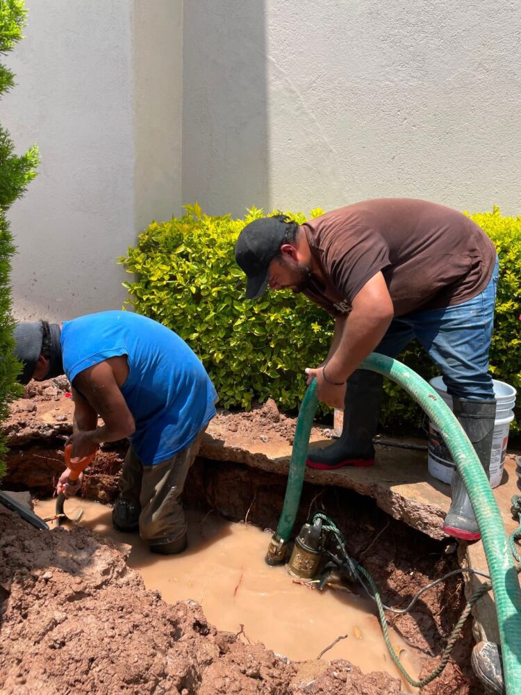 Interapas atiende mega fuga en calles de Villa Magna