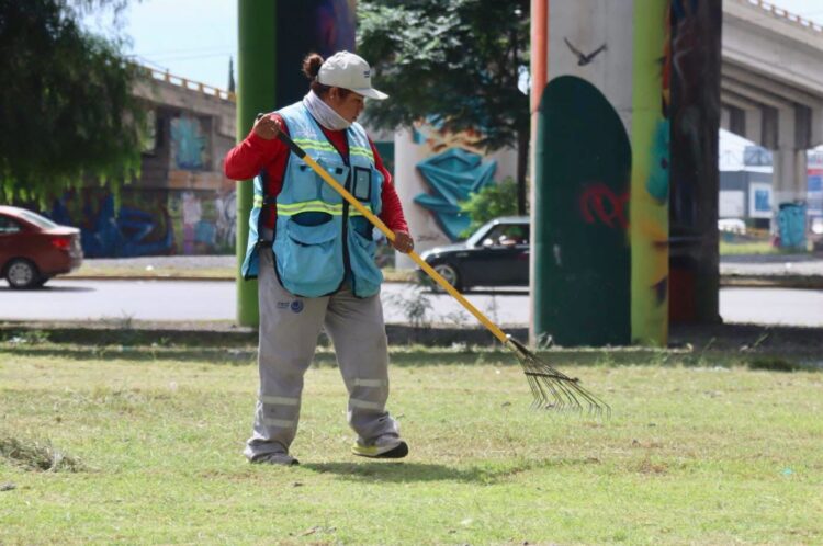Gobierno de la Capital realiza limpieza integral en la Glorieta Juárez