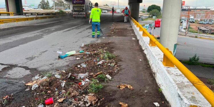 Gobierno de la Capital interviene la parte superior de Distribuidor Juárez con limpieza