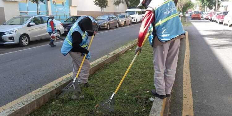 Trabajos diurnos y nocturnos refuerzan la limpieza de principales avenidas de San Luis Capital