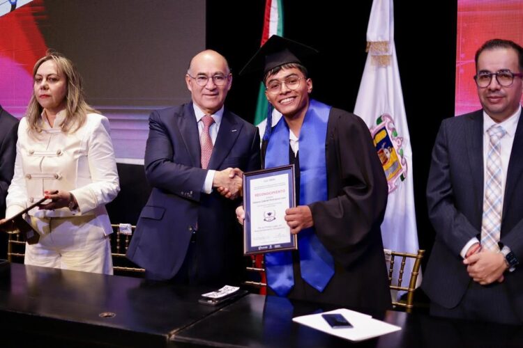 Enrique Galindo refrenda compromiso educativo con los jóvenes