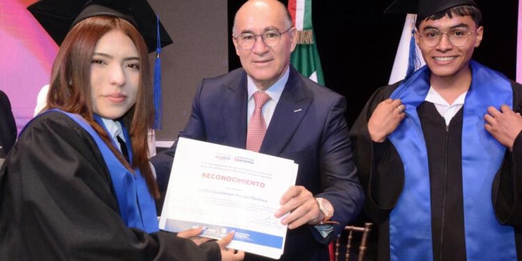 Enrique Galindo refrenda compromiso educativo con los jóvenes