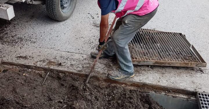 UGCH intensifica limpieza de rejillas pluviales en el Centro Histórico ante la temporada de lluvias