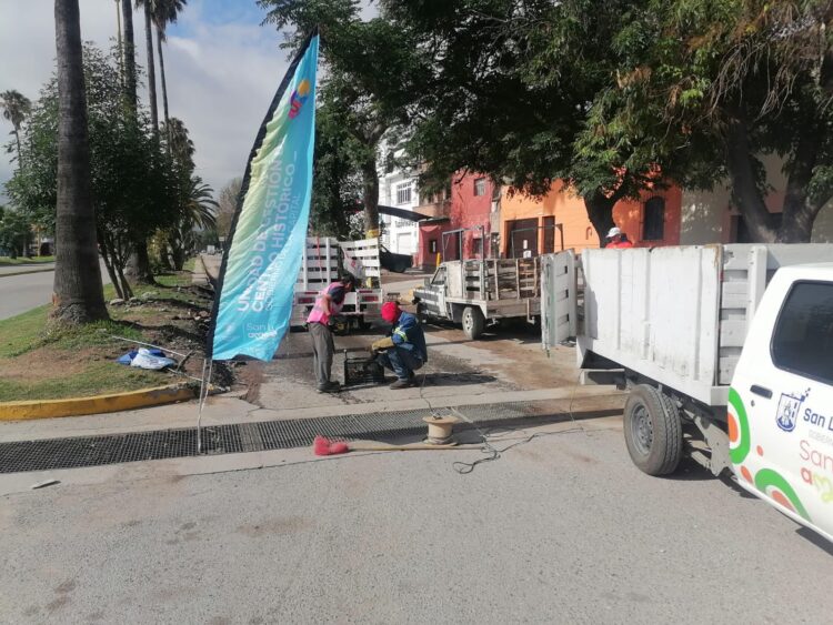 UGCH intensifica limpieza de rejillas pluviales en el Centro Histórico ante la temporada de lluvias
