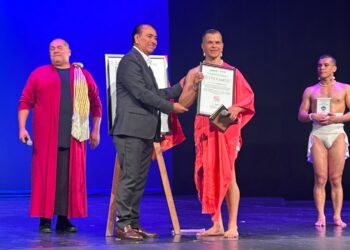 EL PÚBLICO OVACIONA UN SUSURRO ENTRE LA MULTITUD Y LA VIGILIA DEL FAUNO EN EL FESTIVAL LILA LÓPEZ