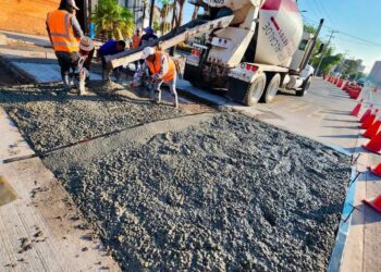 Gobierno de la Capital inicia el colado de la segunda etapa de los nuevos lomos de toro en avenida Chapultepec