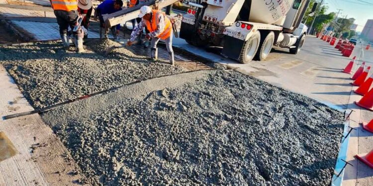 Gobierno de la Capital inicia el colado de la segunda etapa de los nuevos lomos de toro en avenida Chapultepec