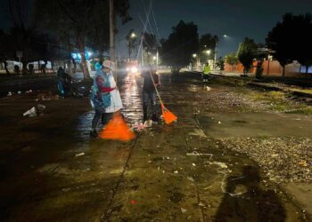 Gobierno de la Capital limpia avenida Hernán Cortés durante la noche tras la lluvia