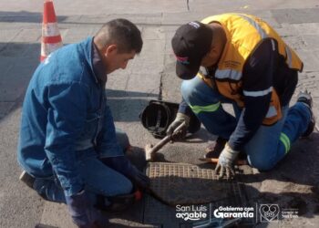 Gobierno de la Capital repara tapa dañada en el Centro Histórico para reforzar la seguridad vial