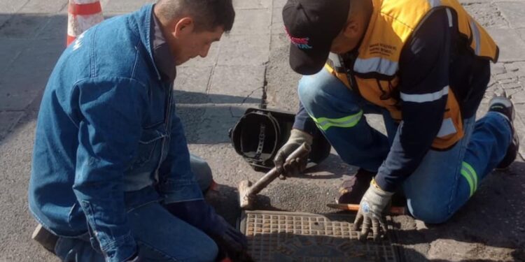 Gobierno de la Capital repara tapa dañada en el Centro Histórico para reforzar la seguridad vial