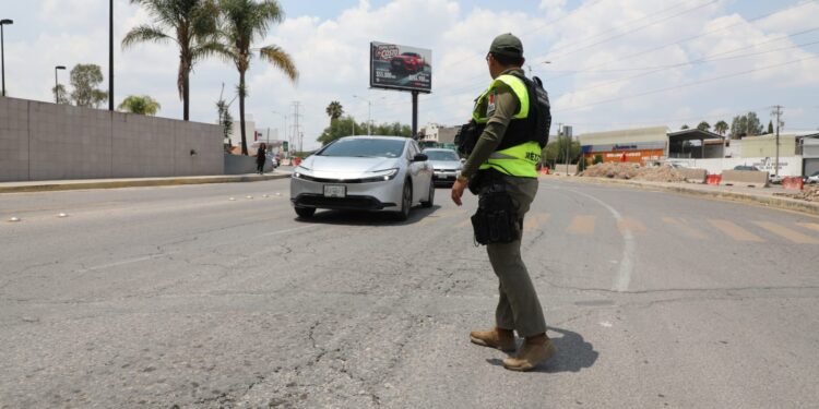 IMPLEMENTAN DISPOSITIVO VIAL POR OBRAS DEL PUENTE DE LA FAMILIA EN CIRCUITO POTOSÍ
