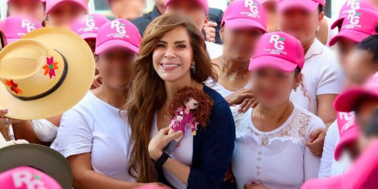 EL GOBERNADOR RICARDO GALLARDO Y GLORIA TREVI LLEVAN ESPERANZA A LA PILA
