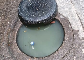 Interapas retira tapón de escombro y piedras en drenaje de Simón Díaz