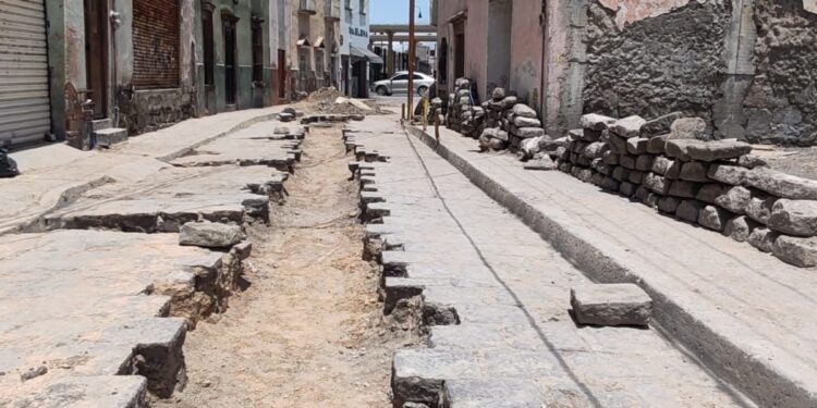 Sigue avance de obra sanitaria de Interapas en calle Otahegui
