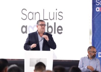 Jacobo Payán Espinoza subraya la importancia del nuevo puente del estadio Lastras a Salvador Nava