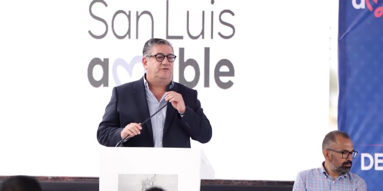 Jacobo Payán Espinoza subraya la importancia del nuevo puente del estadio Lastras a Salvador Nava