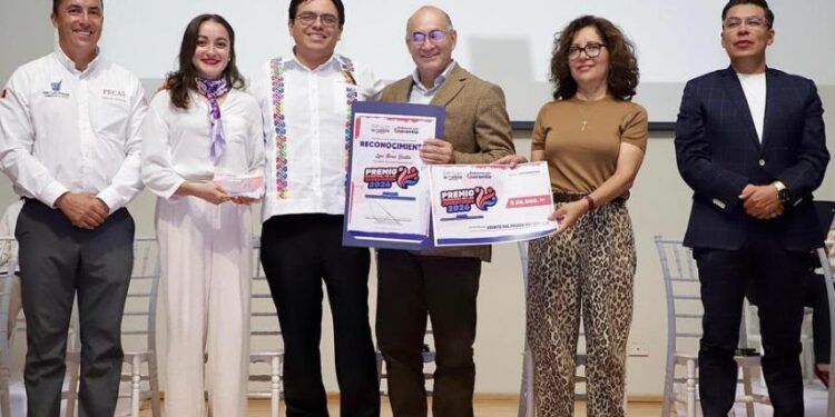 Enrique Galindo premia a lo más destacado de la juventud potosina