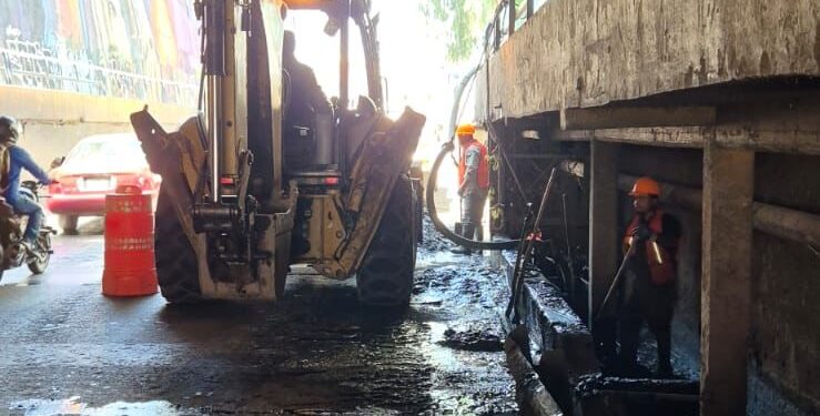 Interapas limpia cárcamo del puente Othón ante temporada de lluvias