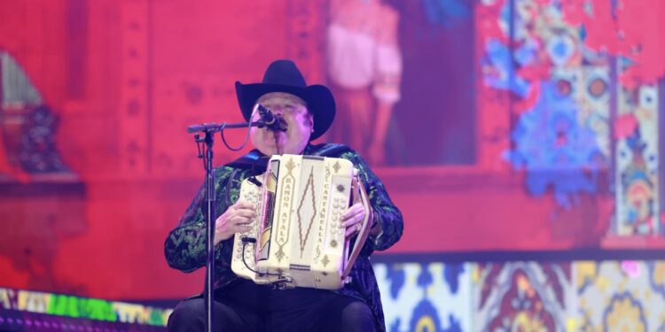 EL REY DEL ACORDEÓN, RAMÓN AYALA, HACE HISTORIA EN EL FORO DE FENAPO