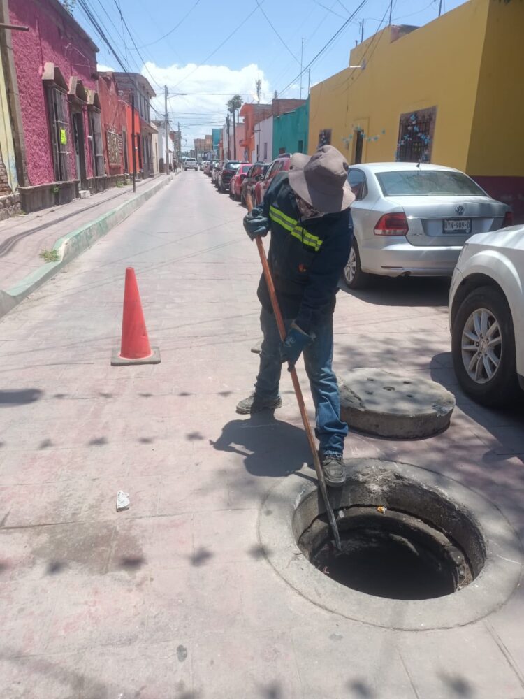 Interapas limpia más de 15 mil metros de drenaje en agosto