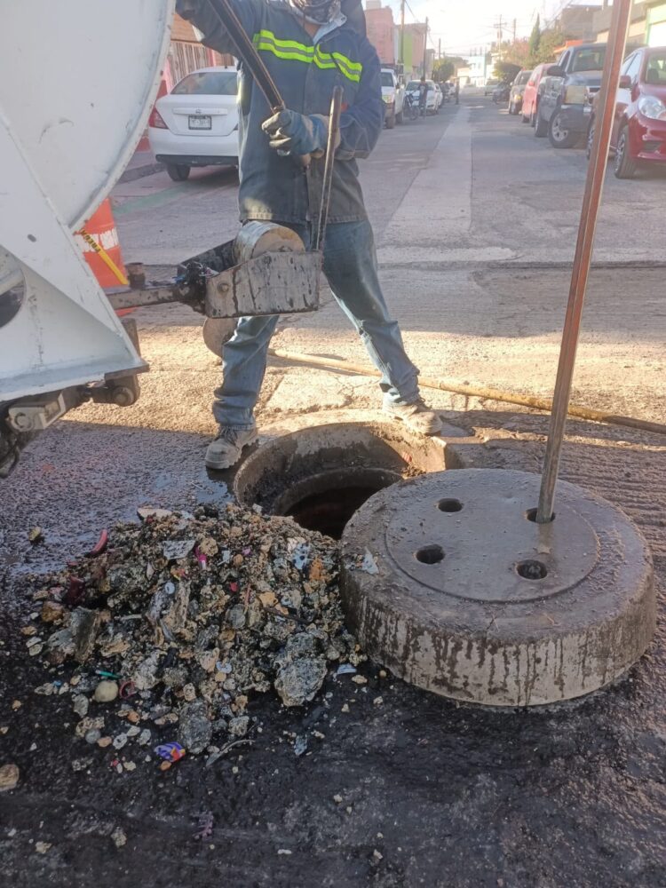 Interapas limpia más de 15 mil metros de drenaje en agosto