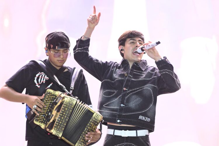 ÓSCAR MAYDON ENCIENDE EL FORO DE FENAPO CON SUS CORRIDOS TUMBADOS