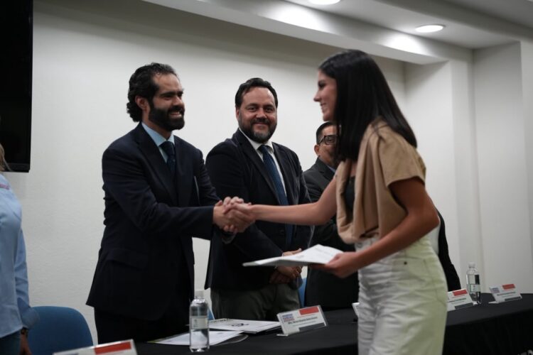 UNIVERSIDAD POLITÉCNICA ALCANZA 375 CERTIFICACIONES DE COMPETENCIAS PROFESIONALES