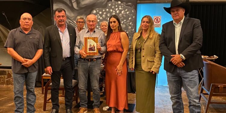 GOBIERNO DEL ESTADO RECONOCE A LO MEJOR DEL GANADO LIMOUSIN DE MÉXICO EN FENAPO 2026
