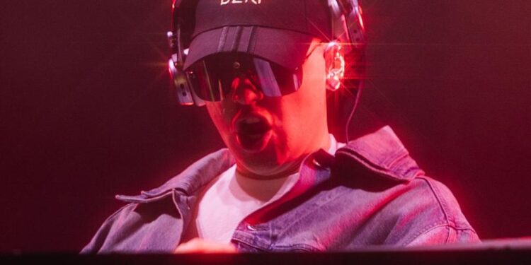 BIZARRAP REGALA NOCHE ESPECTACULAR Y LLENA EL FORO DE FENAPO 2026