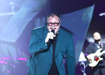SIN BANDERA ENVUELVE EL FORO EN UNA NOCHE DE ROMANCE SIN LÍMITES